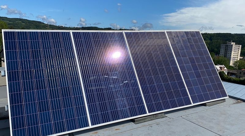 Šance pro důchodce a obyvatele pobírající příspěvek na bydlení na pořízení vlastní fotovoltaické elektrárny zcela zdarma